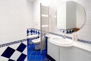 Baignoire, séchoir à cheveux, serviettes fournies