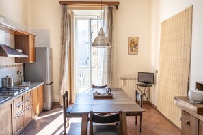 Kühlschrank, Mikrowelle, Ofen, Geschirrspüler