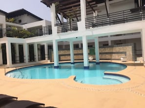 Una piscina al aire libre