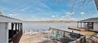 Lake Tillery- Beautiful sunrises, large screened porch, and newly renovated home
