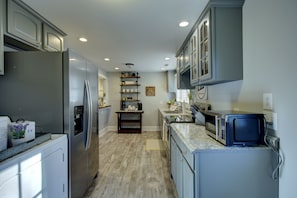 A modern kitchen with stainless steel appliances, a built-in oven, and a microwave. - "Bee Haven" Cottage Retreat Near Colonial Williamsburg (Gloucester)