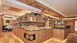 Une cuisine moderne dotée de meubles en bois, d’un îlot central et d’une variété d’ustensiles de cuisine et d’accessoires.