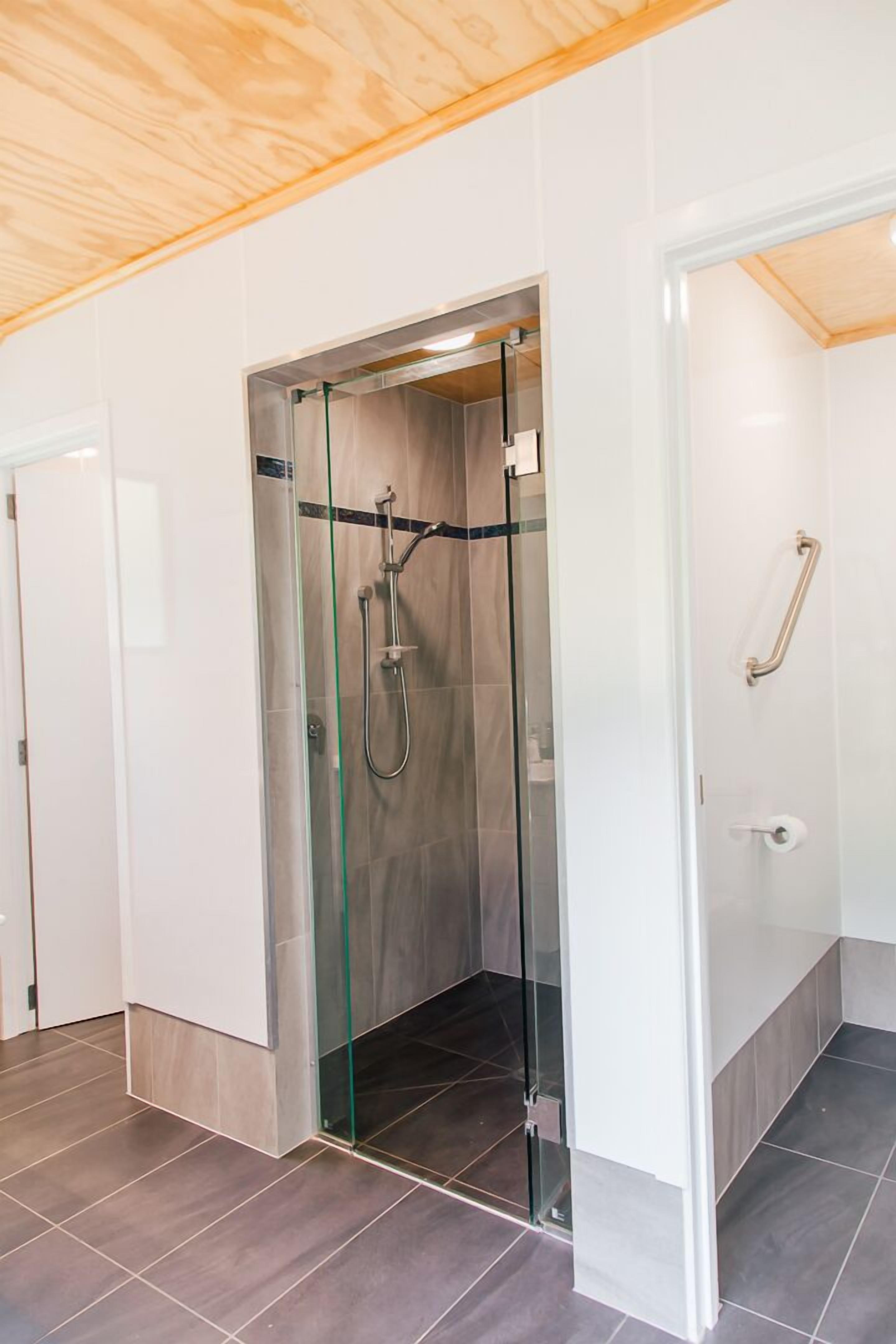 Badewanne, Haartrockner, Handtücher, Seife