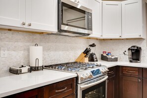 Coffee/tea maker, toaster, blender, spices