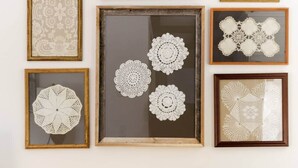 Un mur orné de différents motifs de dentelle encadrés.