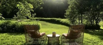 Hele fortryllende, lettfylte gårdshus fra 1830