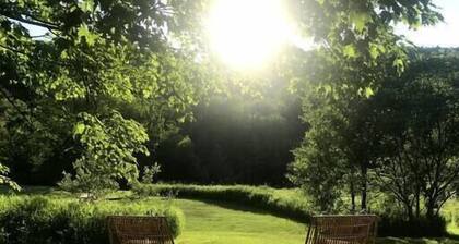 Koko lumoava, valoisa 1830-maalaistalo