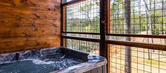 Family Retreat: Luxury Cabin - 3 King Suites, Hot Tub & Fire Pit - Scenic Views