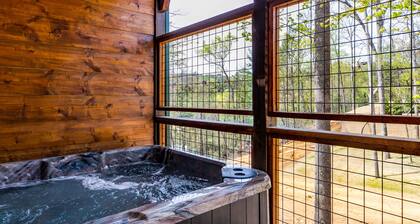 Family Retreat: Luxury Cabin - 3 King Suites, Hot Tub & Fire Pit - Scenic Views