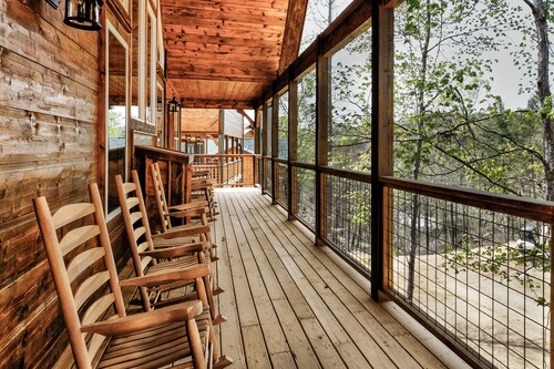 Family Retreat: Luxury Cabin - 3 King Suites, Hot Tub & Fire Pit - Bear Views