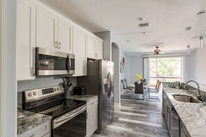 Kjøleskap, mikrobølgeovn, ovn og kokeplater