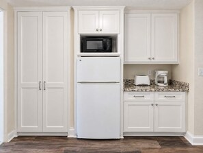 Private kitchen - Oceanfront Luxe SM |  Fifty-One Thirty-One (Myrtle Beach)