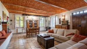 A spacious living room with a high ceiling, a fireplace, a dining area, and a sofa set. - Stunning private villa for 8 people with private pool, WIFI, A/C, TV and terrace (Asti)