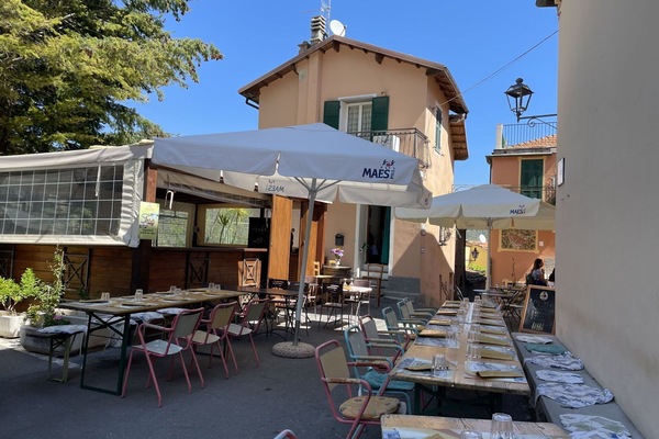 Himmel, Tabelle, Eigentum, Möbel, Pflanze, Fenster, Gebäude, Schatten, Stuhl, Tisch Im Freien