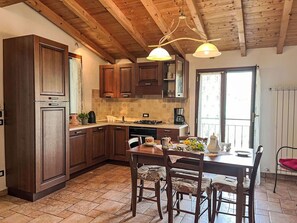 Four, grille-pain, chaise haute, congélateur