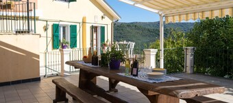 Confortable appartement avec WIFI, piscine, bain Ă remous, climatisation, TV, patio et parking