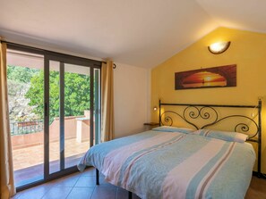 9 bedrooms, travel crib, free WiFi - Nice apartment for 30 guests with WIFI, A/C, pool, hot tub, TV and patio (Prelà Castello)