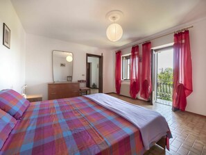 2 chambres, lit de bébé portatif, literie fournie