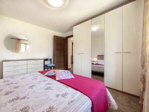 3 bedrooms, travel cot, bed sheets