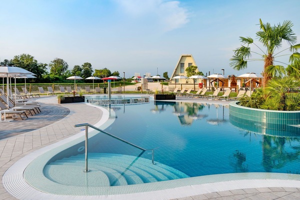 Ciel, L'Eau, Nuage, Bâtiment, Propriété, Piscine, Bleu Azur, Arbre, Station Balnéaire, Loisir