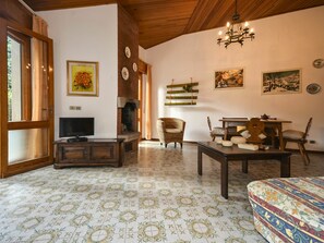 Télévision, cheminée