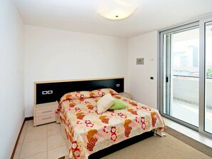 2 bedrooms, travel crib, free WiFi, bed sheets
