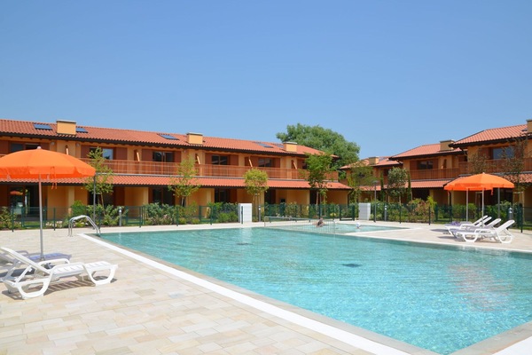 L'Eau, Ciel, Propriété, Piscine, Bâtiment, Meubles, Bleu Azur, Arbre, Plante, Maison