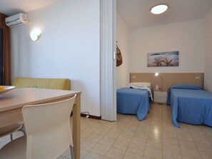 1 bedroom, travel cot, bed sheets