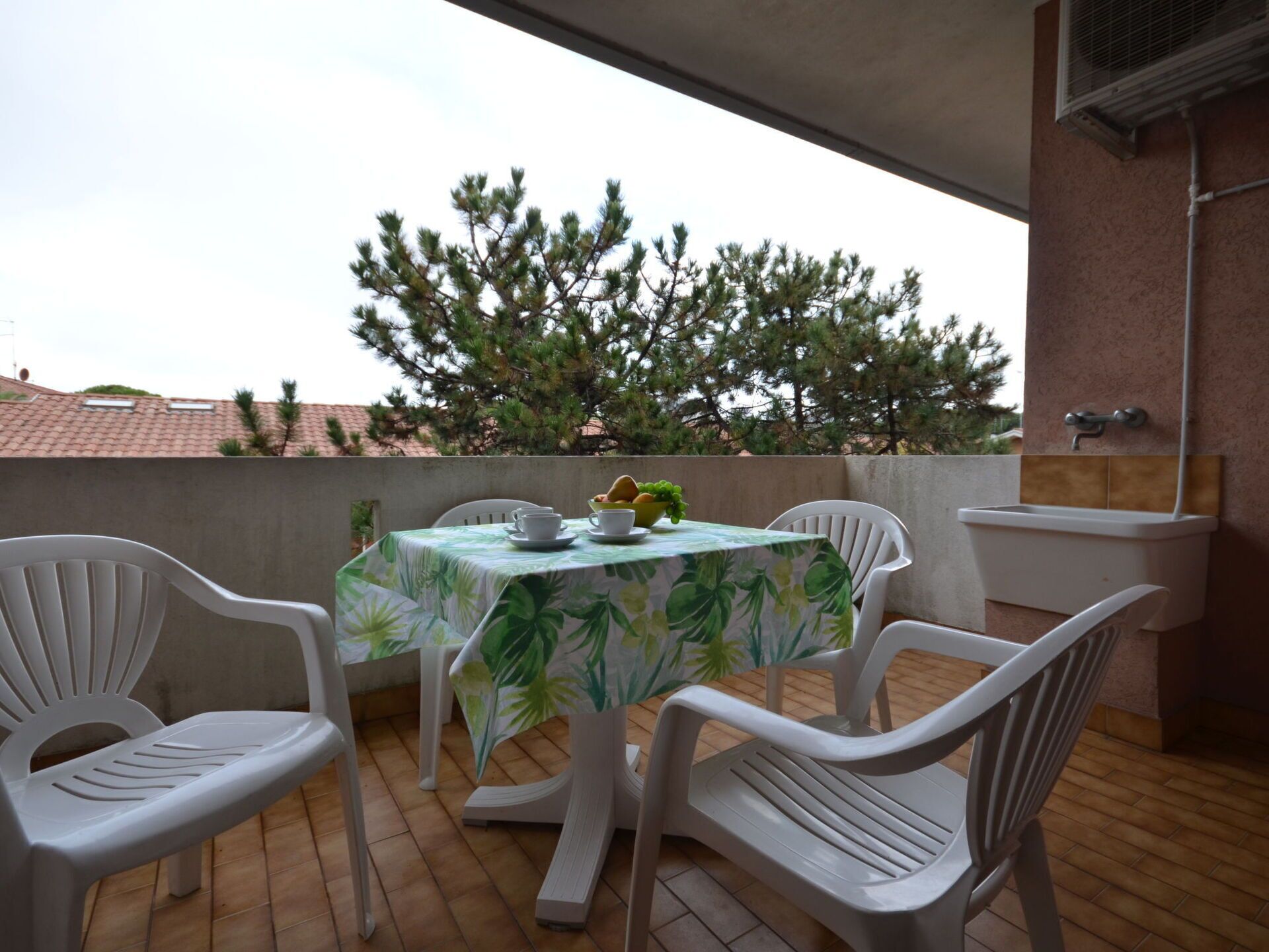 Table, Meubles, Propriété, Ciel, Chaise, Bâtiment, Plante, Bois, Mobilier De Jardin, Vaisselle