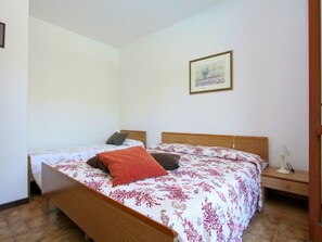 2 bedrooms, travel cot, bed sheets - Cosy apartment for 5 guests with A/C, pool, TV, patio and pets allowed (Lignano Sabbiadoro)
