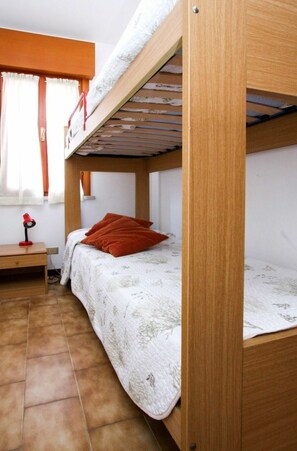2 slaapkamers, reisbedje, beddengoed