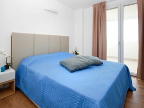 2 bedrooms, travel crib, free WiFi, bed sheets