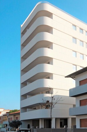 Exterior - Nice apartment for 5 guests with A/C, WIFI, TV, balcony and pets allowed (Lignano Sabbiadoro)
