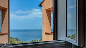 A window with a view of the sea and a coastal landscape. - Beautiful apartment for 4 people with WIFI, TV, terrace and pets allowed (Rio Nell'elba)