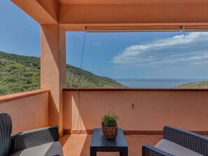 Property grounds - Lovely apartment for 4 people with WIFI, TV, terrace and pets allowed (Rio Nell'elba)