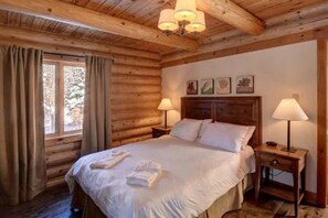 4 chambres, bureau, fer et planche à repasser, lit de bébé portatif