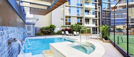 حمّام سباحة خارجي