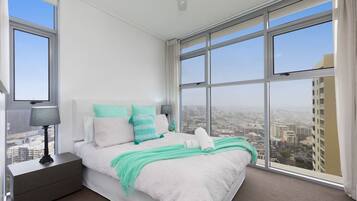 3 makuuhuonetta, työpöytä, silitysrauta/-lauta, vauvan matkasänky