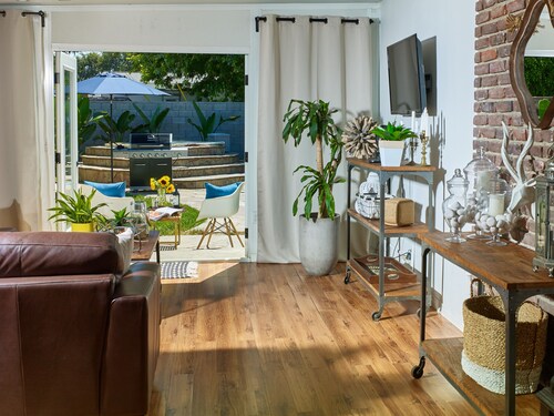 Modern Clean Tropical Inspired House & Yard Centrally Located! Near Disney & LA