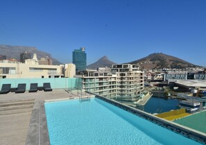 Outdoor pool - 214 Harbor Bridge Apartment (Cape Town)