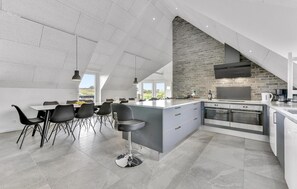 Réfrigérateur, four à micro-ondes, surface de cuisson, lave-vaisselle