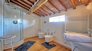 A bathroom with a glass shower, a toilet, a sink, and a bathtub. - Palazzo del Capitano - Apartment in Colle di Val d'Elsa (Colle Di Val D'elsa)