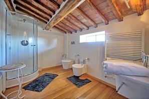 Bathtub, bidet