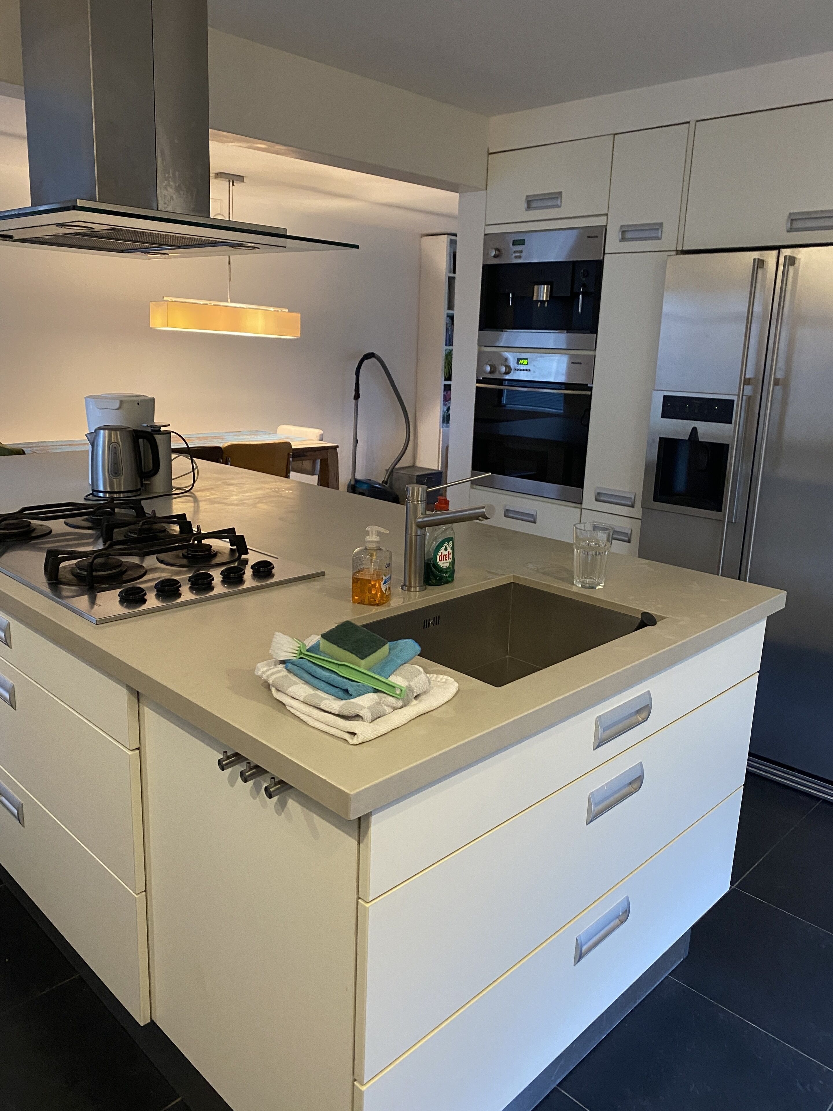 Een koelkast, een magnetron, een oven, een vaatwasser