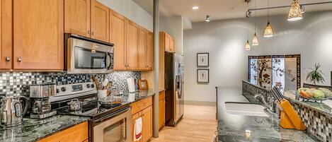 Refrigerador, microondas, horno y parrilla de estufa