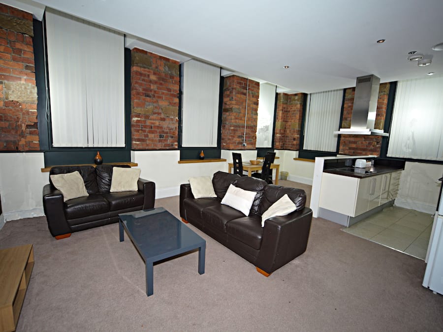 Apartamento, 2 quartos | Sala de estar | TV de tela plana
