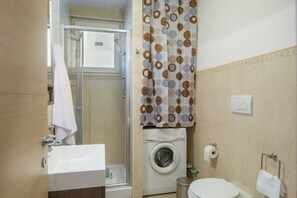 Douche, sèche-cheveux, bidet, serviettes fournies