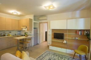 Interior - Sleek Apt in Testaccio near Ostiense train station (Roma)