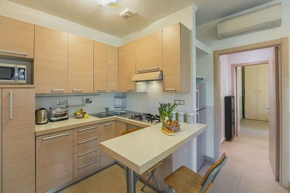 Fridge, microwave, oven, stovetop