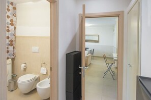 Dusch, hårtork, bidé och handdukar